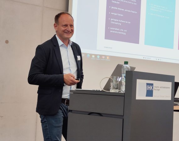 Michael Krieger bei I(I)oT-Vortrag der IHK Reutlingen: Für analoge Produkte digitalen Mehrwert schaffen